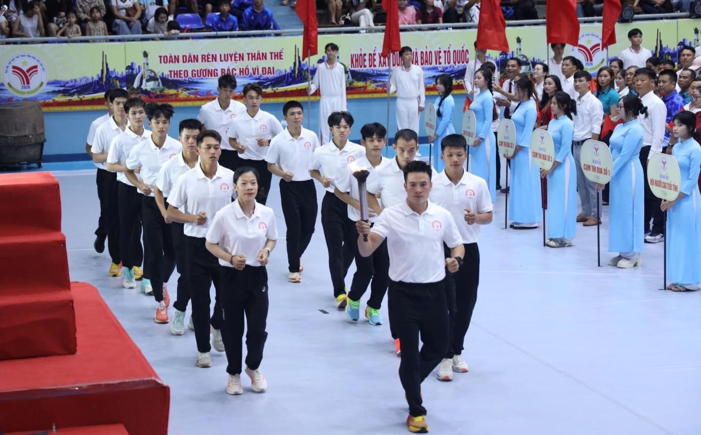 Đoàn vận động viên rước đuốc từ Di tích lịch sử Quốc gia Đặc biệt Nhà đày Buôn Ma Thuột và trao cho đồng chí Bí thư Tỉnh ủy Lương Nguyễn Minh Triết Đoàn vận động viên rước đuốc từ Di tích lịch sử Quốc gia Đặc biệt Nhà đày Buôn Ma Thuột và trao cho đồng chí Bí thư Tỉnh ủy Lương Nguyễn Minh Triết