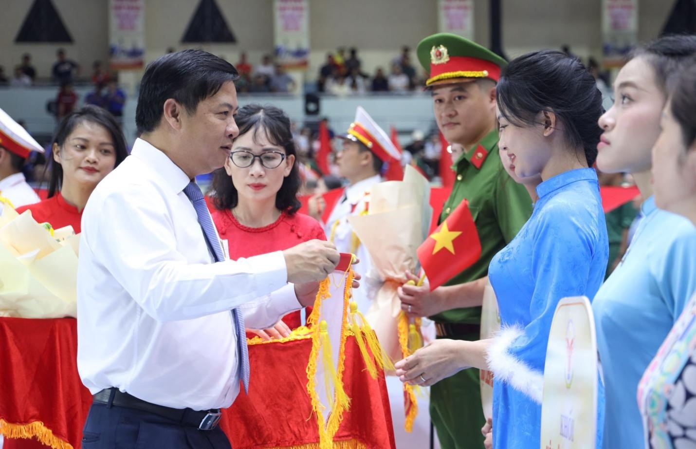 Đồng chí Lương Nguyễn Minh Triết – Ủy viên Trung ương Đảng, Bí thư Tỉnh ủy, Trưởng đoàn Đại biểu Quốc hội tỉnh trao cờ lưu niệm tặng các đoàn. Đồng chí Lương Nguyễn Minh Triết – Ủy viên Trung ương Đảng, Bí thư Tỉnh ủy, Trưởng đoàn Đại biểu Quốc hội tỉnh trao cờ lưu niệm tặng các đoàn.