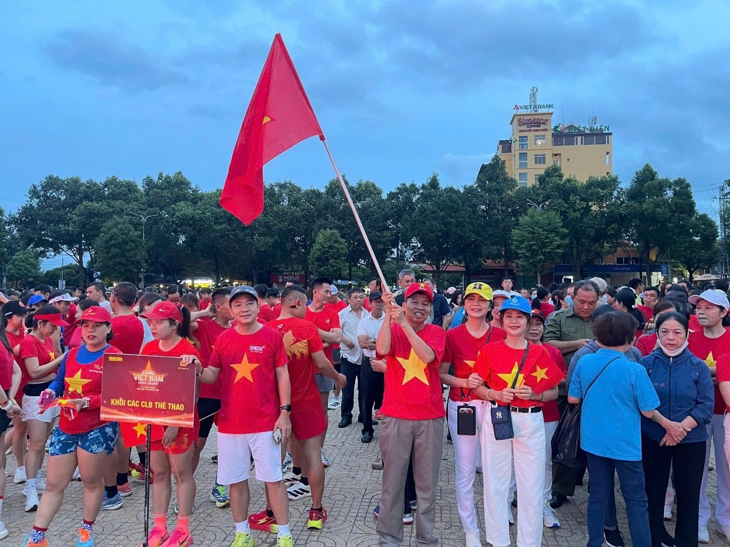    Công tác chuẩn bị chương trình “Cùng Việt Nam tiến bước” năm 2026 tại Đắk Lắk được các cơ quan, đơn vị phối hợp triển khai đồng bộ, bảo đảm điều kiện tổ chức, an ninh, an toàn và phục vụ người tham gia.
