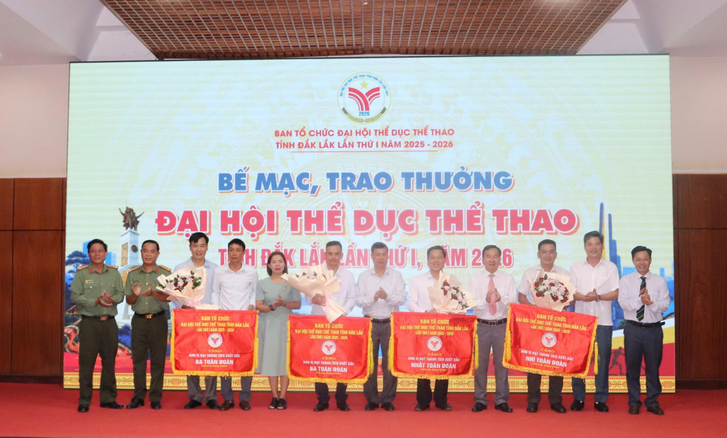 Lãnh đạo Sở Văn hóa, Thể thao và Du lịch cùng đại diện Phòng PA03 chụp ảnh lưu niệm với các đại biểu tham dự Lễ bế mạc Đại hội Thể dục thể thao tỉnh Đắk Lắk lần thứ I, năm 2025–2026. Lãnh đạo Sở Văn hóa, Thể thao và Du lịch cùng đại diện Phòng PA03 chụp ảnh lưu niệm với các đại biểu tham dự Lễ bế mạc Đại hội Thể dục thể thao tỉnh Đắk Lắk lần thứ I, năm 2025–2026.