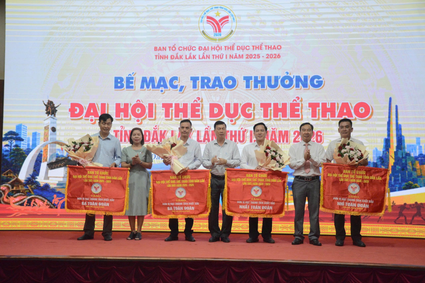 Lãnh đạo Sở Văn hoá, Thể thao và Du lịch trao hoa và Cờ toàn đoàn cho các tập thể đạt thành tích xuất sắc tham dự Đại hội TDTT tỉnh Đak Lak lần thứ I năm 2025-2026. Lãnh đạo Sở Văn hoá, Thể thao và Du lịch trao hoa và Cờ toàn đoàn cho các tập thể đạt thành tích xuất sắc tham dự Đại hội TDTT tỉnh Đak Lak lần thứ I năm 2025-2026.