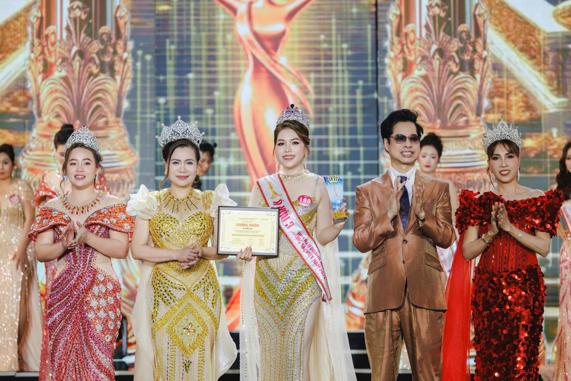 Trưởng BGK – Ca nhạc sĩ Ngọc Sơn (Chủ tịch Topstar Entertainment tại Việt Nam) cùng các hoa, á hậu doanh nhân thực hiện nghi thức trao giải.