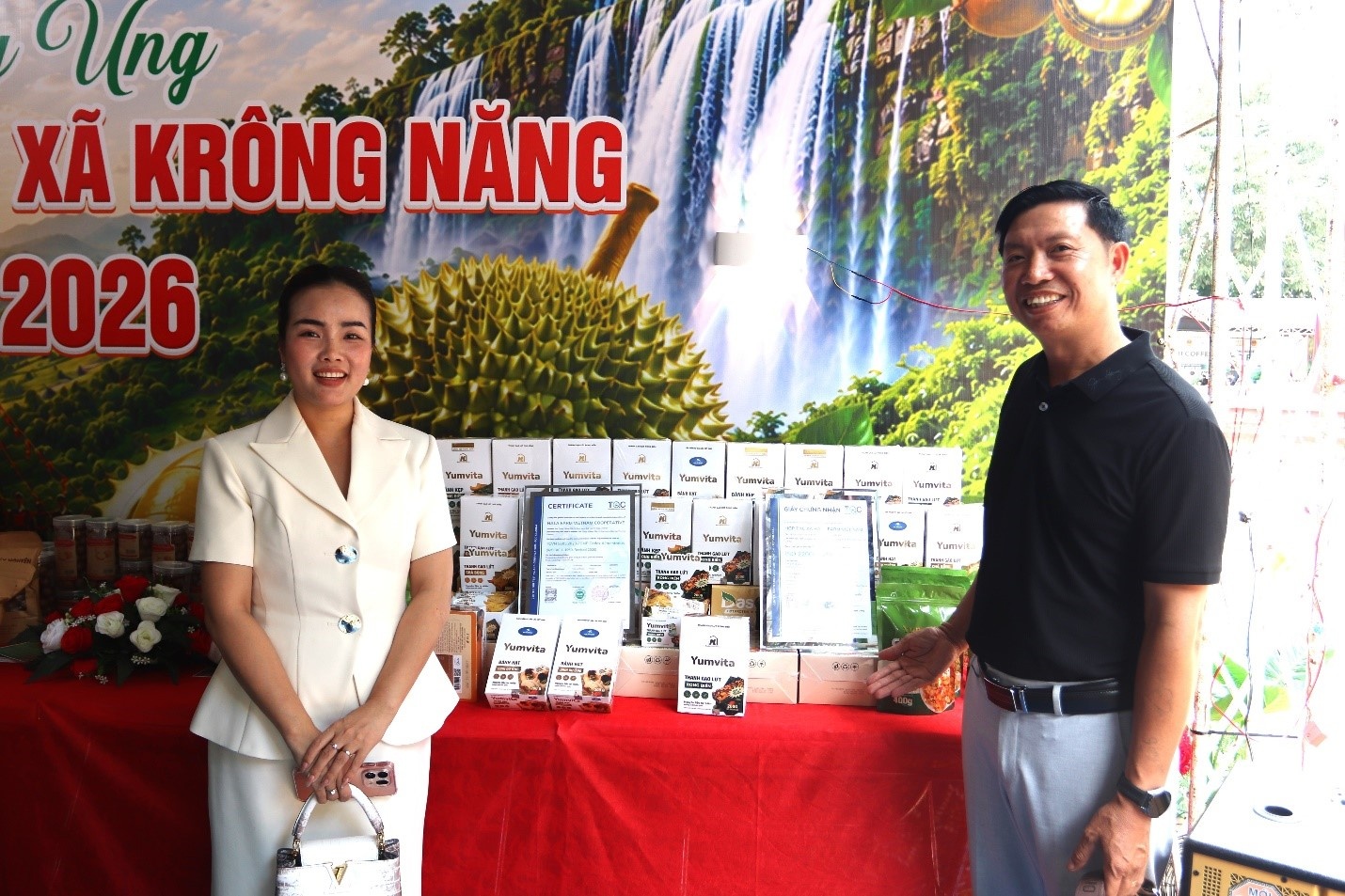 Bà Nguyễn Thị Lan – Giám đốc và ông Nguyễn Văn Hậu – Chủ tịch Hợp tác xã Hala Farm Việt Nam giới thiệu các sản phẩm nông nghiệp tại chương trình. Bà Nguyễn Thị Lan – Giám đốc và ông Nguyễn Văn Hậu – Chủ tịch Hợp tác xã Hala Farm Việt Nam giới thiệu các sản phẩm nông nghiệp tại chương trình.