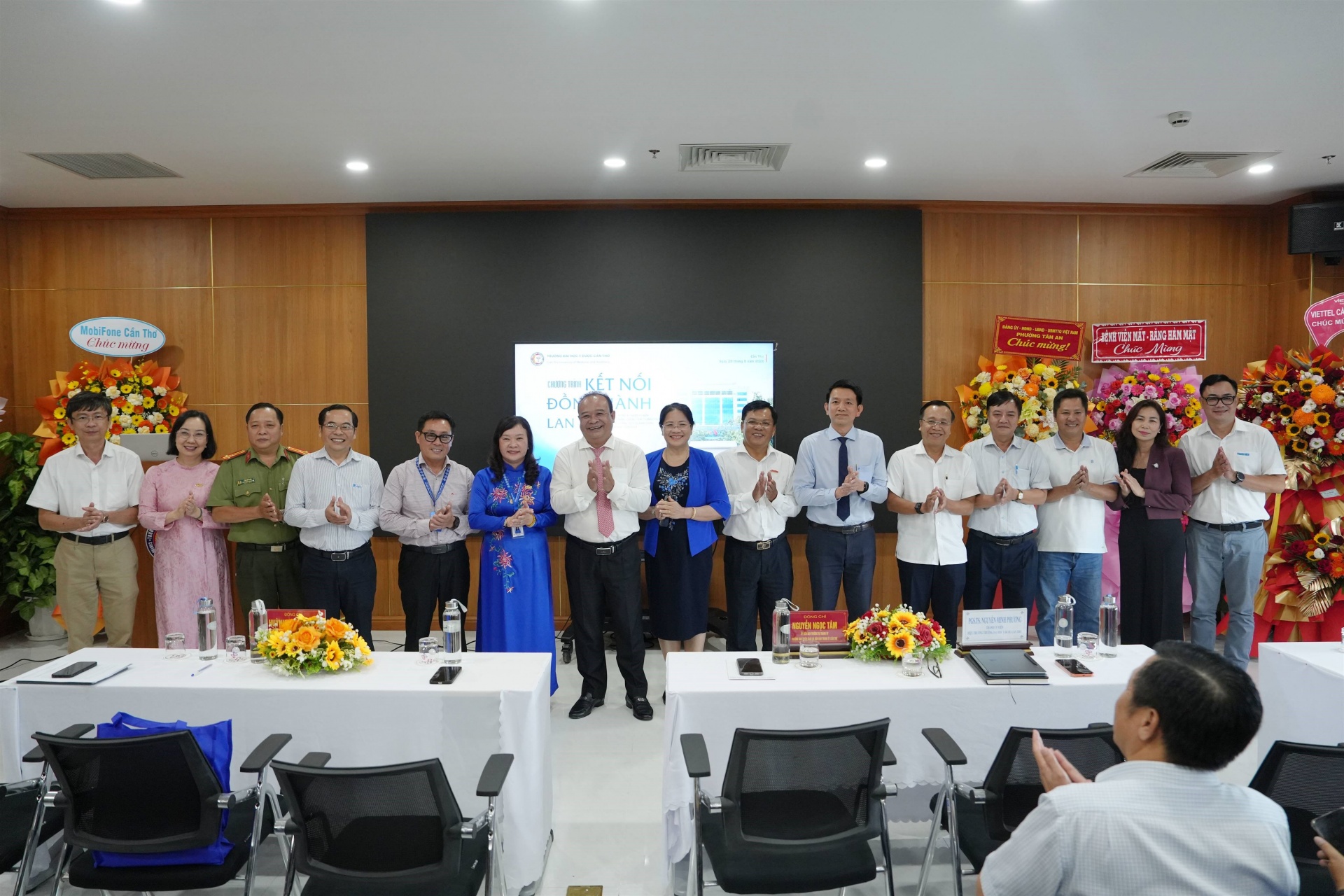 Hoàn thiện đề án sáp nhập Bệnh viện Đa khoa Hậu Giang trực thuộc Trường Đại học Y dược Cần Thơ Hoàn thiện đề án sáp nhập Bệnh viện Đa khoa Hậu Giang trực thuộc Trường Đại học Y dược Cần Thơ
