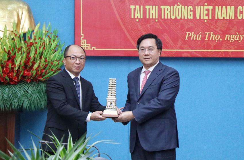 Bà Vương Thị Bẩy, Giám đốc Sở Tài chính tỉnh Phú Thọ trao Giấy chứng nhận đăng ký đầu tư điều chỉnh dự án của Công ty Ô tô Toyota Việt Nam cho ông Osamu Hirata, Tổng giám đốc Công ty tại chương trình Bà Vương Thị Bẩy, Giám đốc Sở Tài chính tỉnh Phú Thọ trao Giấy chứng nhận đăng ký đầu tư điều chỉnh dự án của Công ty Ô tô Toyota Việt Nam cho ông Osamu Hirata, Tổng giám đốc Công ty tại chương trình