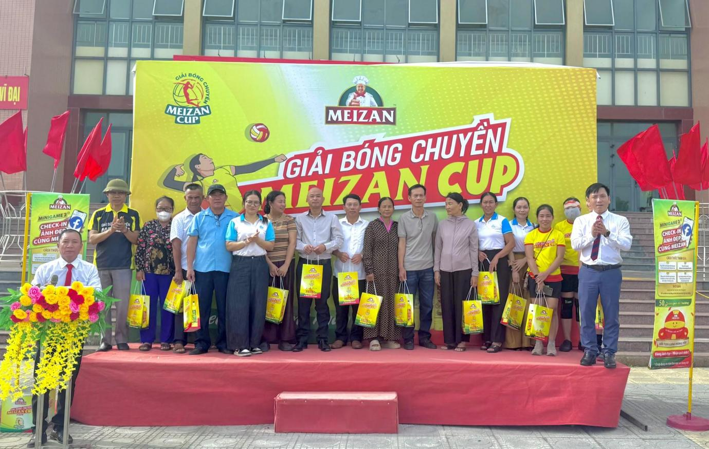 Trao quà bốc thăm trúng thưởng của nhãn hàng Meizan Trao quà bốc thăm trúng thưởng của nhãn hàng Meizan