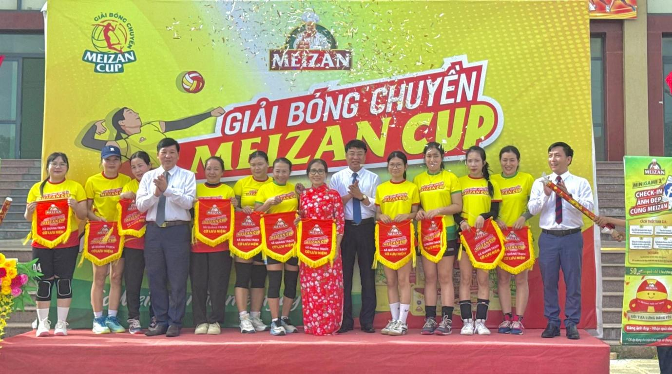 Ban Tổ chức trao cờ lưu niệm cho các đội tham dự giải Ban Tổ chức trao cờ lưu niệm cho các đội tham dự giải