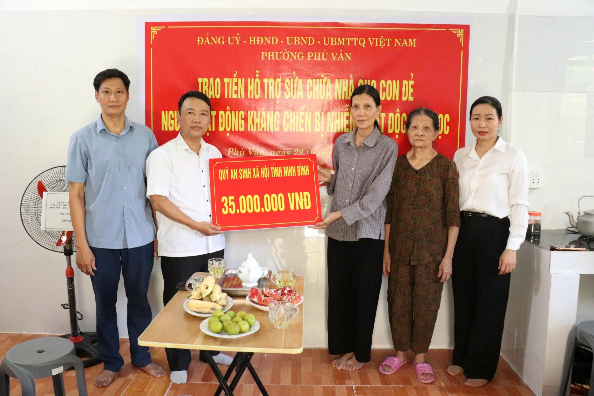 Ấm áp nghĩa tình: Trao kinh phí sửa nhà cho gia đình chính sách tại Phù Vân (Ninh Bình)