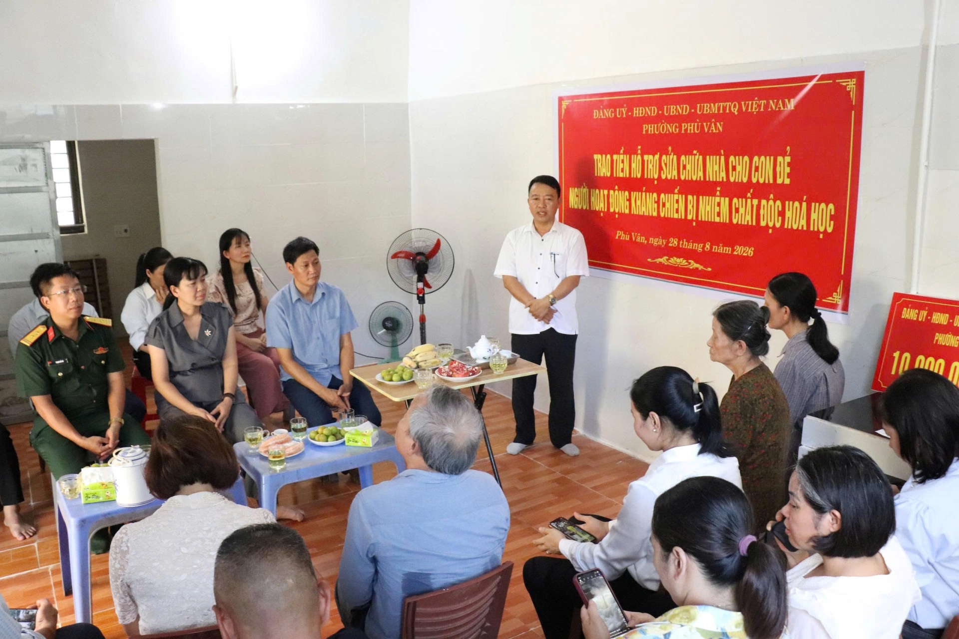 Ấm áp nghĩa tình: Trao kinh phí sửa nhà cho gia đình chính sách tại Phù Vân (Ninh Bình) Ấm áp nghĩa tình: Trao kinh phí sửa nhà cho gia đình chính sách tại Phù Vân (Ninh Bình)