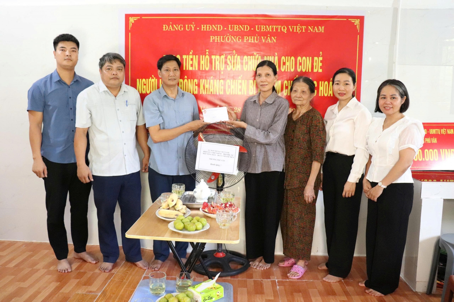 Ấm áp nghĩa tình: Trao kinh phí sửa nhà cho gia đình chính sách tại Phù Vân (Ninh Bình) Ấm áp nghĩa tình: Trao kinh phí sửa nhà cho gia đình chính sách tại Phù Vân (Ninh Bình)