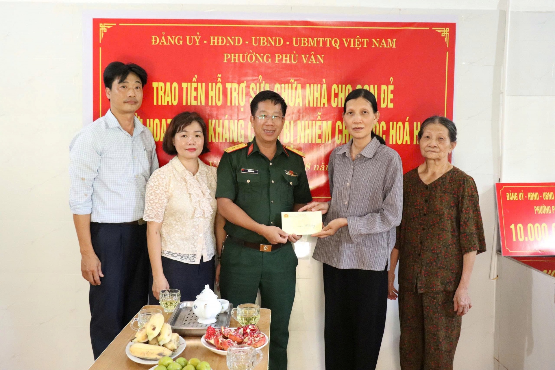 Ấm áp nghĩa tình: Trao kinh phí sửa nhà cho gia đình chính sách tại Phù Vân (Ninh Bình) Ấm áp nghĩa tình: Trao kinh phí sửa nhà cho gia đình chính sách tại Phù Vân (Ninh Bình)