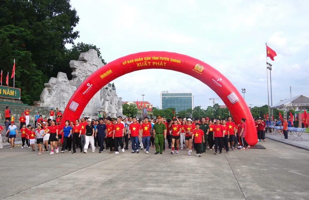 Trên 4.500 người tham gia chương trình “Cùng Việt Nam tiến bước” tại Tuyên Quang
