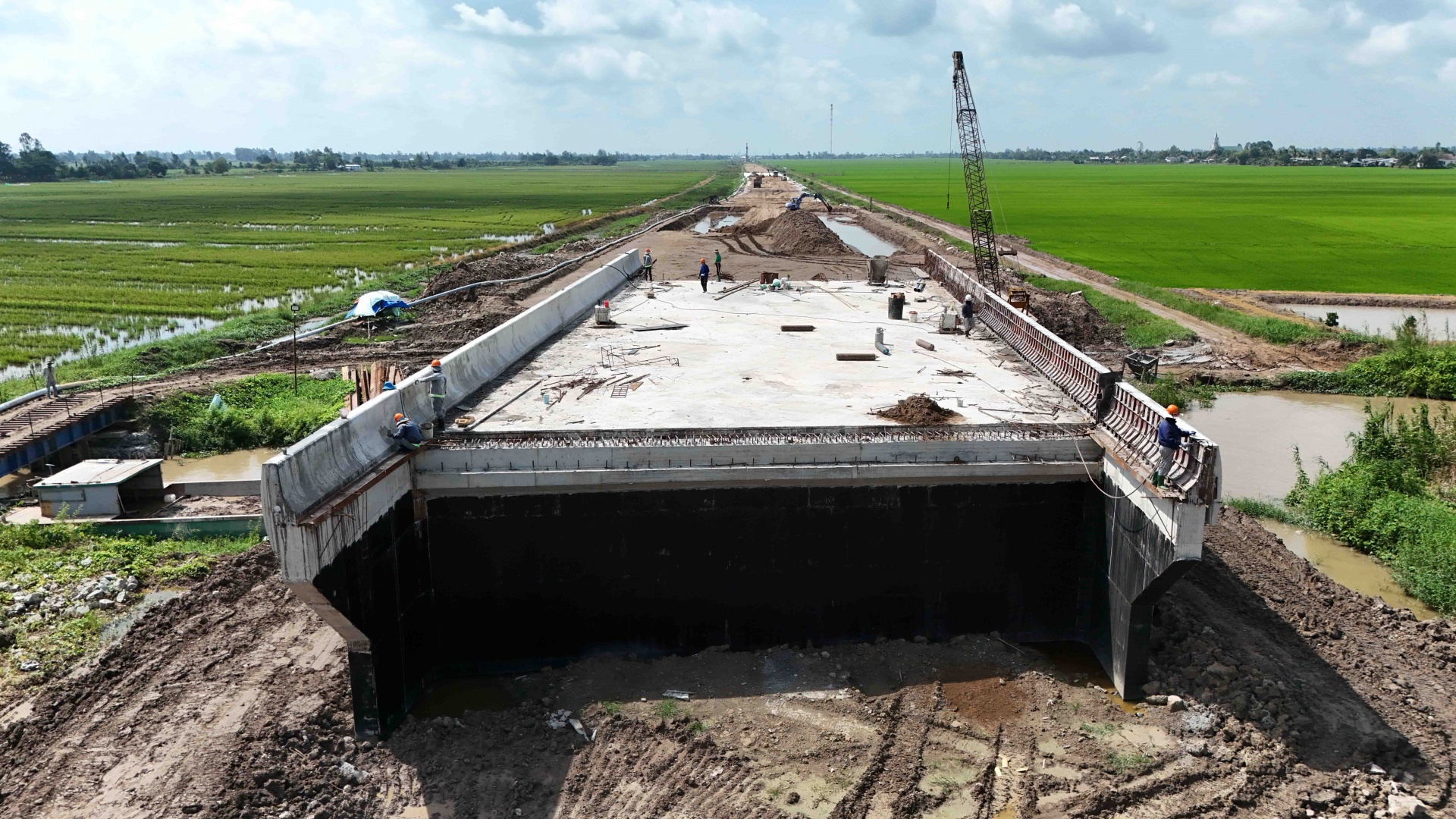 Nhà thầu tăng ca, đẩy nhanh thi công cao tốc dài nhất miền Tây