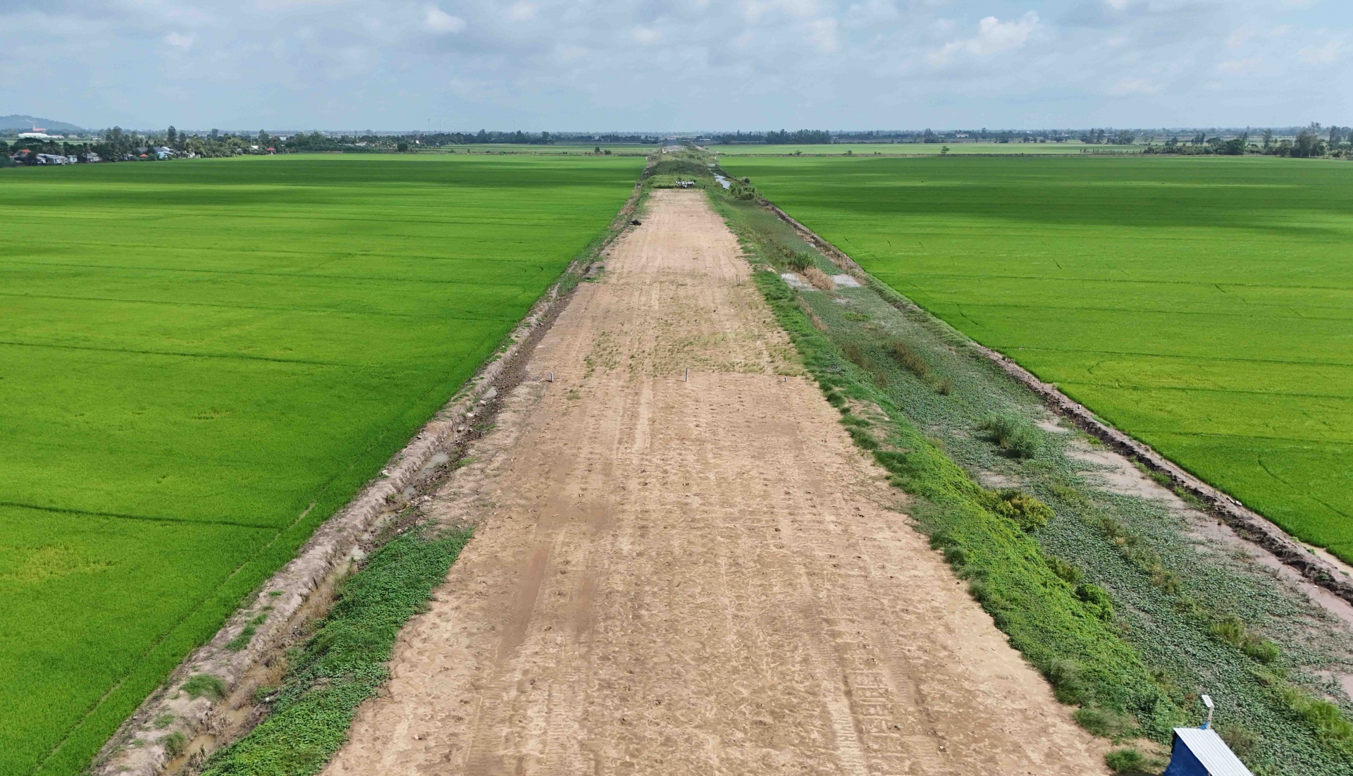 Nhà thầu tăng ca, đẩy nhanh thi công cao tốc dài nhất miền Tây