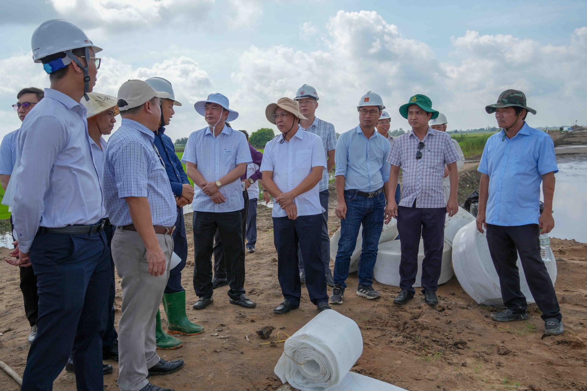 Nhà thầu tăng ca, đẩy nhanh thi công cao tốc dài nhất miền Tây