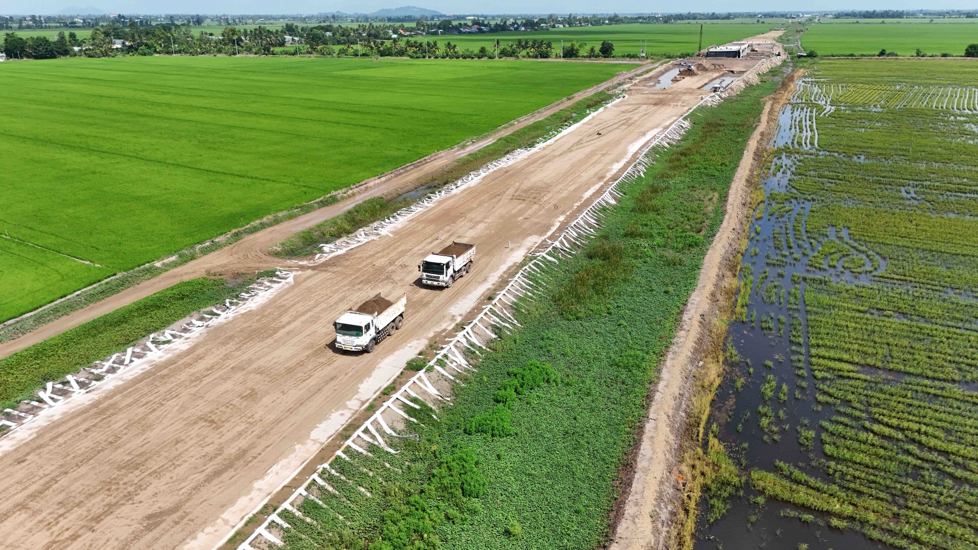 Nhà thầu tăng ca, đẩy nhanh thi công cao tốc dài nhất miền Tây