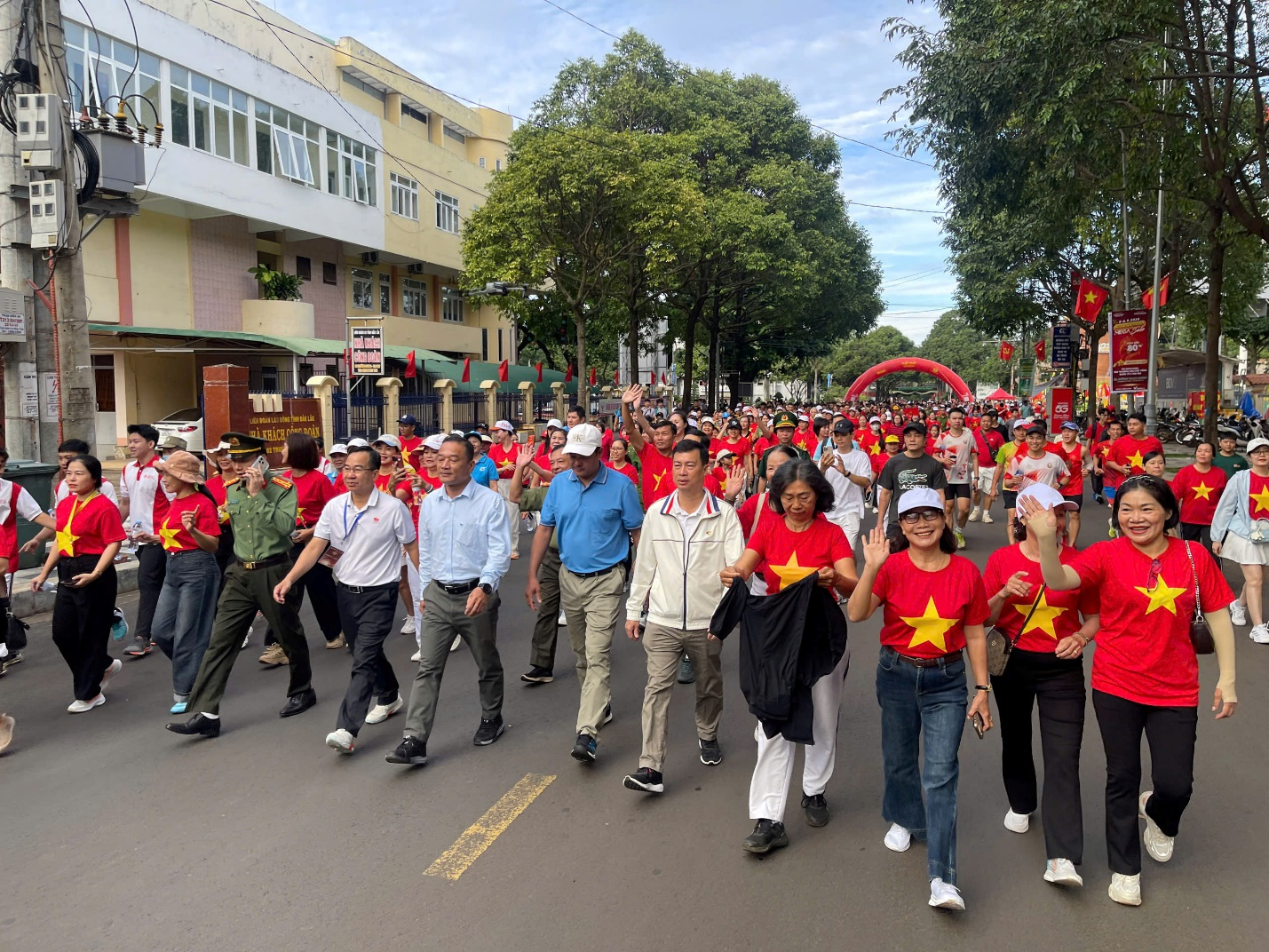  Lãnh đạo tỉnh cùng đại diện các sở, ban, ngành và đông đảo người dân ở nhiều lứa tuổi tham gia, lan tỏa tinh thần rèn luyện sức khỏe và lối sống tích cực tại các địa phương trên địa bàn Đắk Lắk. Ảnh: Công Lý