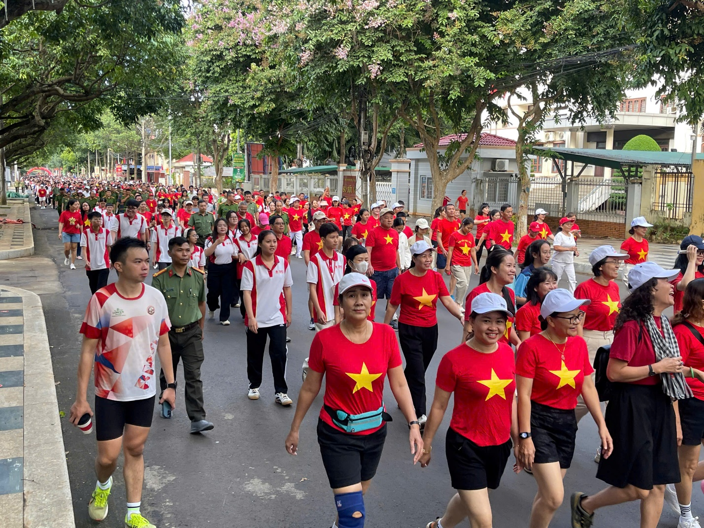  Niềm vui, sự phấn khởi của bà con nhân dân khi hưởng ứng chương trình “Cùng Việt Nam tiến bước” tại các địa phương trên địa bàn tỉnh Đắk Lắk. Ảnh: Công Lý