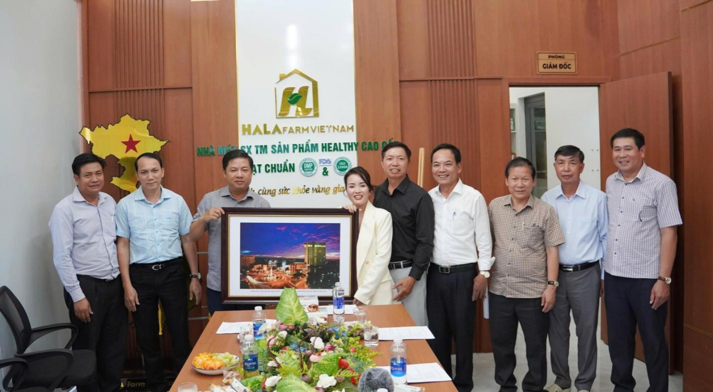  Lãnh đạo tỉnh Đắk Lắk ghi nhận, động viên những nỗ lực của HTX Hala Farm Việt Nam trong hành trình nâng cao giá trị nông sản địa phương.