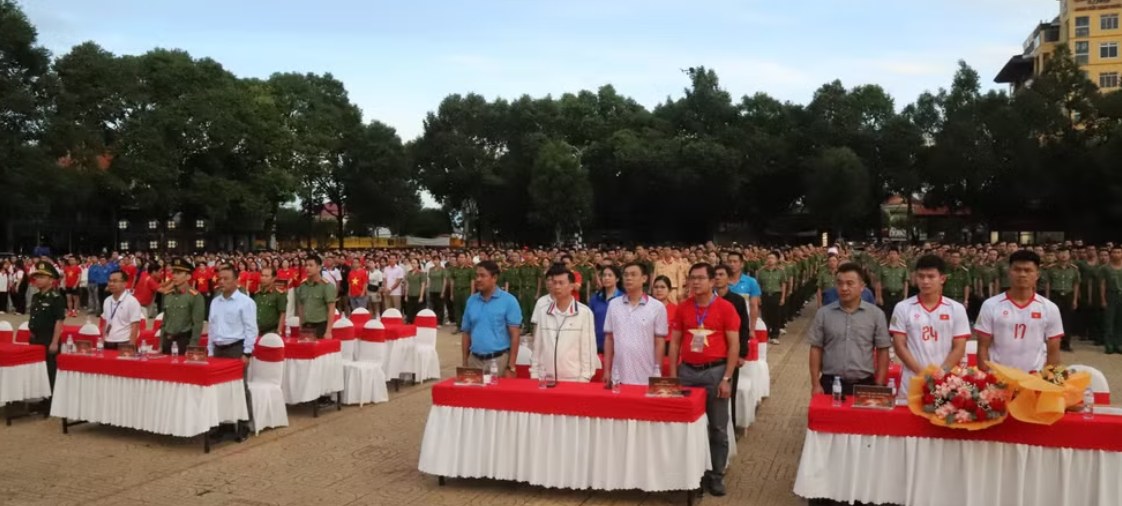  Các đại biểu và lãnh đạo tỉnh tham dự lễ khai mạc chương trình “Cùng Việt Nam tiến bước”. Ảnh: Công Lý