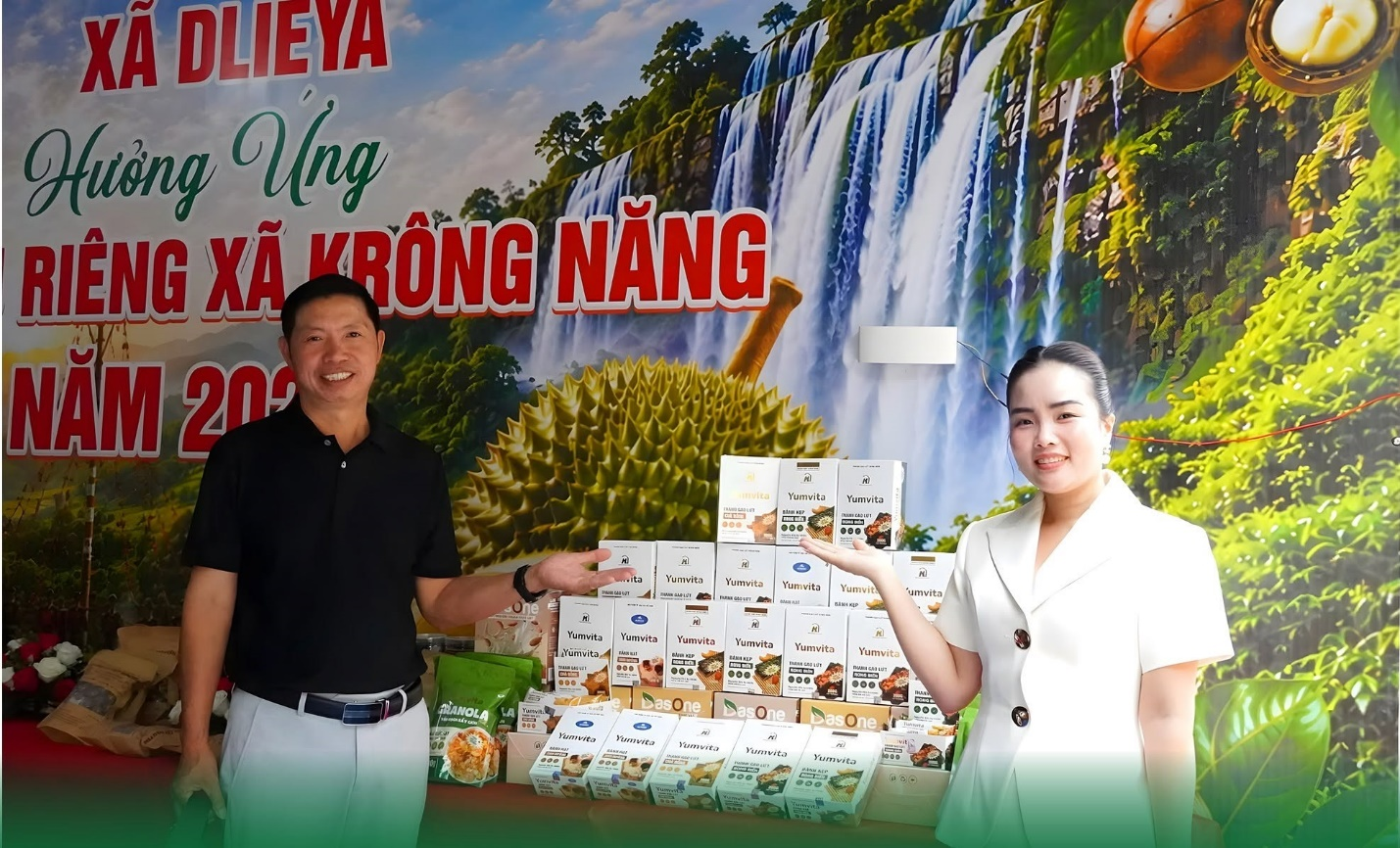  Bà Nguyễn Thị Lan và ông Nguyễn Văn Hậu – lãnh đạo HTX Hala Farm Việt Nam giới thiệu sản phẩm tại chương trình hưởng ứng Lễ hội Sầu riêng Đắk Lắk 2026 ở xã Krông Năng.