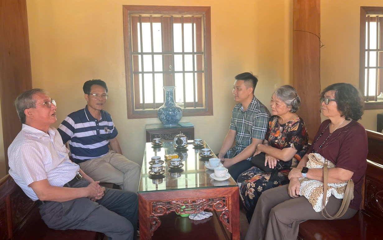 Ông Nguyễn Văn Du, Bí thư Chi bộ thôn Liên Bạt chia sẻ với đoàn