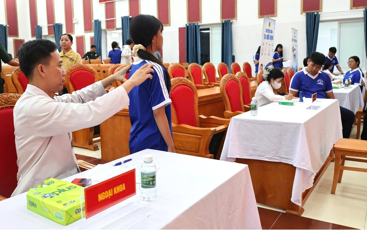 Bệnh viện Quân y 121 khám bệnh miễn phí cho hơn một nghìn học sinh Cần Thơ Bệnh viện Quân y 121 khám bệnh miễn phí cho hơn một nghìn học sinh Cần Thơ