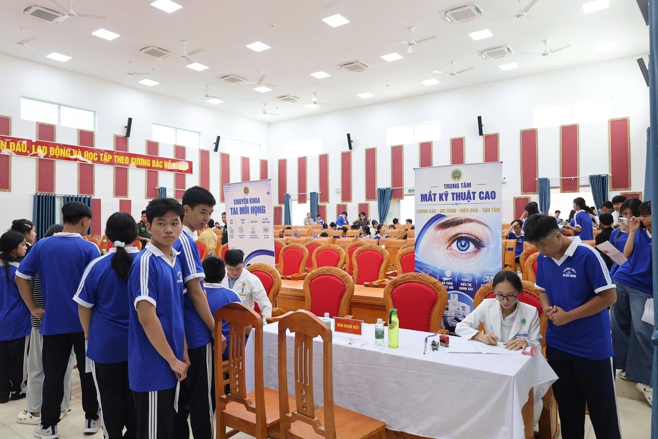 Bệnh viện Quân y 121 khám bệnh miễn phí cho hơn một nghìn học sinh Cần Thơ Bệnh viện Quân y 121 khám bệnh miễn phí cho hơn một nghìn học sinh Cần Thơ