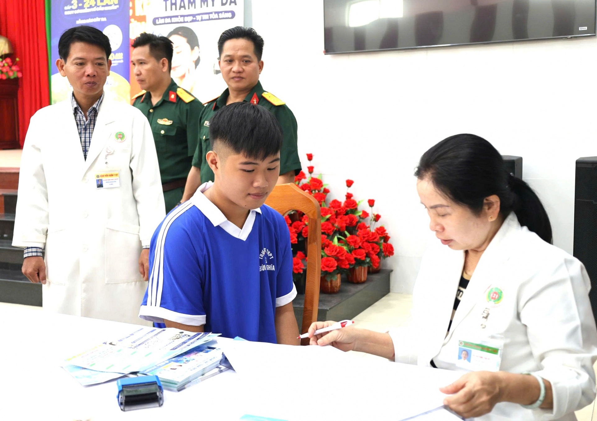 Bệnh viện Quân y 121 khám bệnh miễn phí cho hơn một nghìn học sinh Cần Thơ Bệnh viện Quân y 121 khám bệnh miễn phí cho hơn một nghìn học sinh Cần Thơ