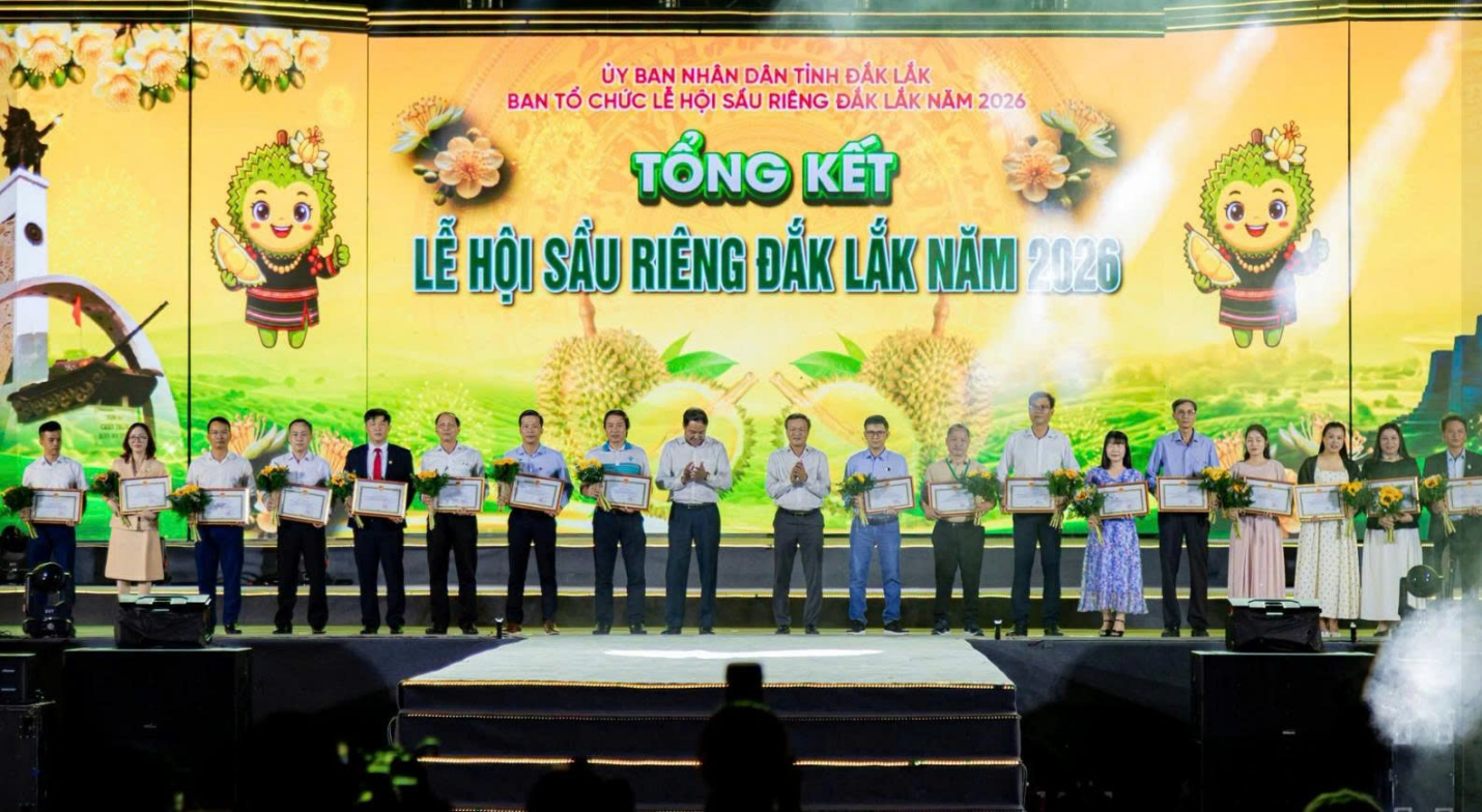 Ban Tổ chức Lễ hội Sầu riêng Đắk Lắk 2026 trao giấy khen, phần thưởng nhằm ghi nhận và biểu dương những tập thể, cá nhân có nhiều đóng góp cho thành công của lễ hội. Ban Tổ chức Lễ hội Sầu riêng Đắk Lắk 2026 trao giấy khen, phần thưởng nhằm ghi nhận và biểu dương những tập thể, cá nhân có nhiều đóng góp cho thành công của lễ hội.