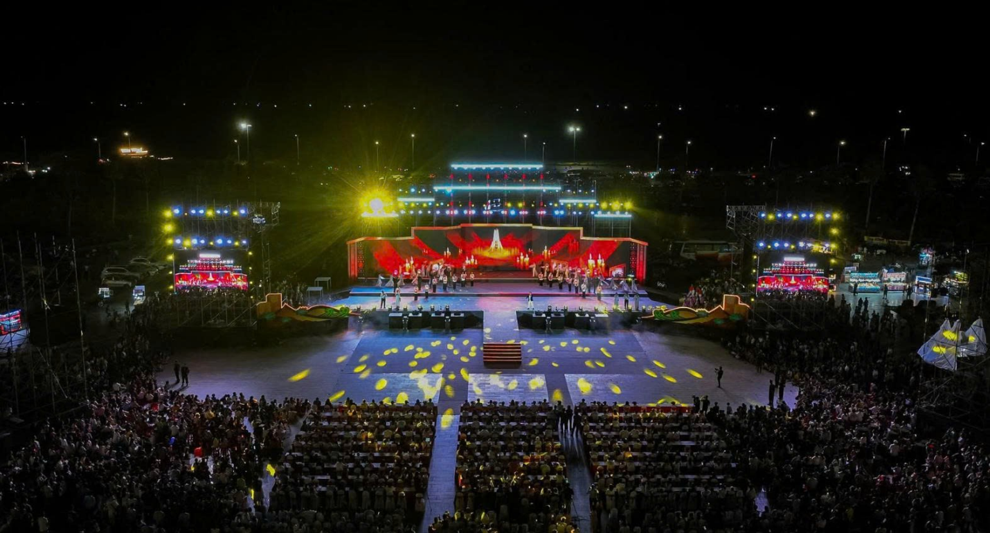 Toàn cảnh đêm bế mạc Lễ hội Sầu riêng Đắk Lắk 2026, nơi ánh sáng sân khấu hòa cùng hàng nghìn khán giả, khép lại một mùa hội giàu cảm xúc và những kết nối vươn xa. Toàn cảnh đêm bế mạc Lễ hội Sầu riêng Đắk Lắk 2026, nơi ánh sáng sân khấu hòa cùng hàng nghìn khán giả, khép lại một mùa hội giàu cảm xúc và những kết nối vươn xa.