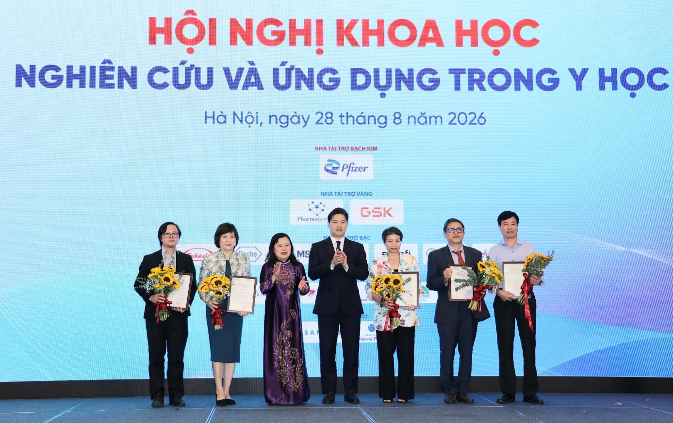  Thứ trưởng Thường trực Bộ Y tế Vũ Mạnh Hà và PGS.TS Nguyễn Thị Xuyên và các báo cáo viên của hội nghị.  Ảnh: Trần Minh