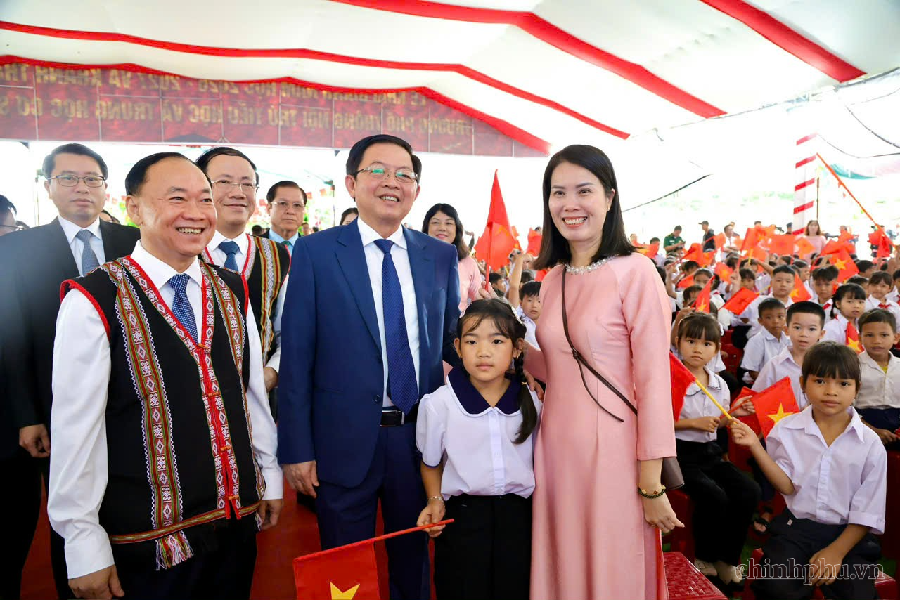   Phó Thủ tướng Hồ Quốc Dũng dự Lễ khai giảng năm học 2026-2027 và khánh thành Trường Phổ thông nội trú Tiểu học và Trung học cơ sở (TH&THCS) Ia Púch tại làng Chư Kó, xã Ia Púch, tỉnh Gia Lai - Ảnh: chinhphu.vn/Mai Anh
