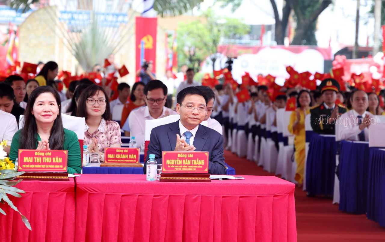   Phó Thủ tướng Nguyễn Văn Thắng dự lễ khai giảng với học sinh Trường THCS Hùng Vương, phường Trảng Bom, TP. Đồng Nai - Ảnh: chinhphu.vn