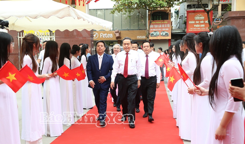   Chủ tịch Quốc hội Trần Thanh Mẫn dự lễ khai giảng tại Trường THPT Lê Quý Đôn, phường Trần Hưng Đạo, tỉnh Hưng Yên - Ảnh: báo Hưng Yên