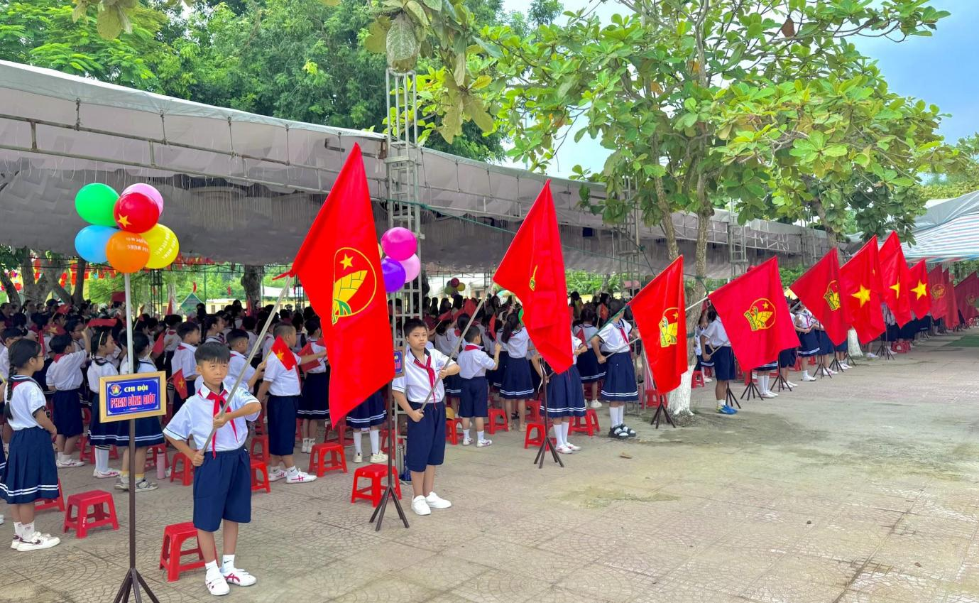     Các em học sinh nghiêm trang trong Lễ chào cờ khai giảng năm học mới