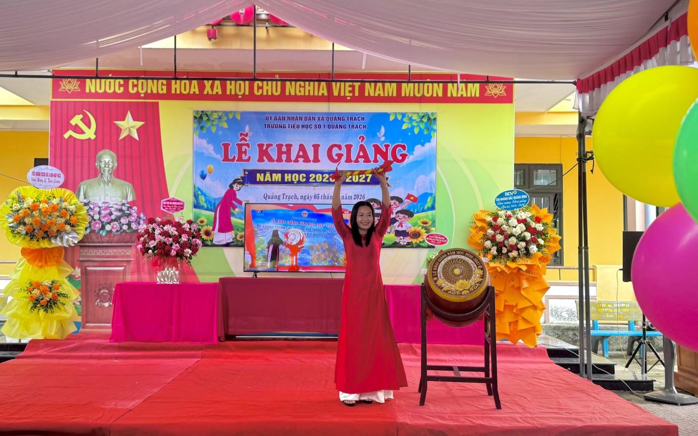     Cô Phạm Thị Tuyết, Hiệu trưởng nhà trường đánh trống khai giảng năm học mới 2026 -2027.