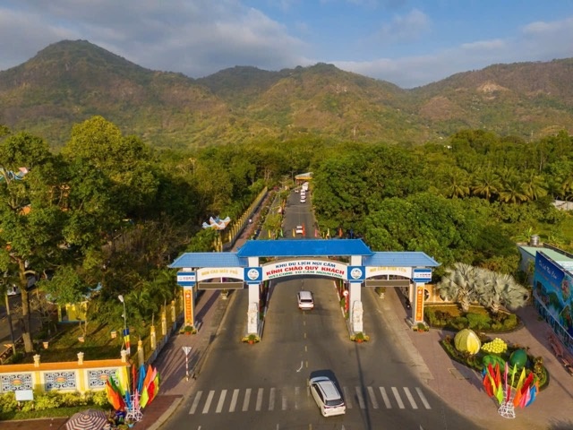  Núi Cấm không thiếu tài nguyên, điều còn thiếu là giải pháp tối ưu nhất biến tài nguyên thành sản phẩm du lịch có giá trị cao.