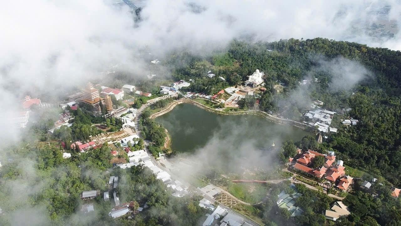  Nhiều chuyên gia cho rằng tiềm năng du lịch của Thiên Cấm Sơn vẫn còn rất lớn và chưa được khai thác tương xứng với lợi thế sẵn có.