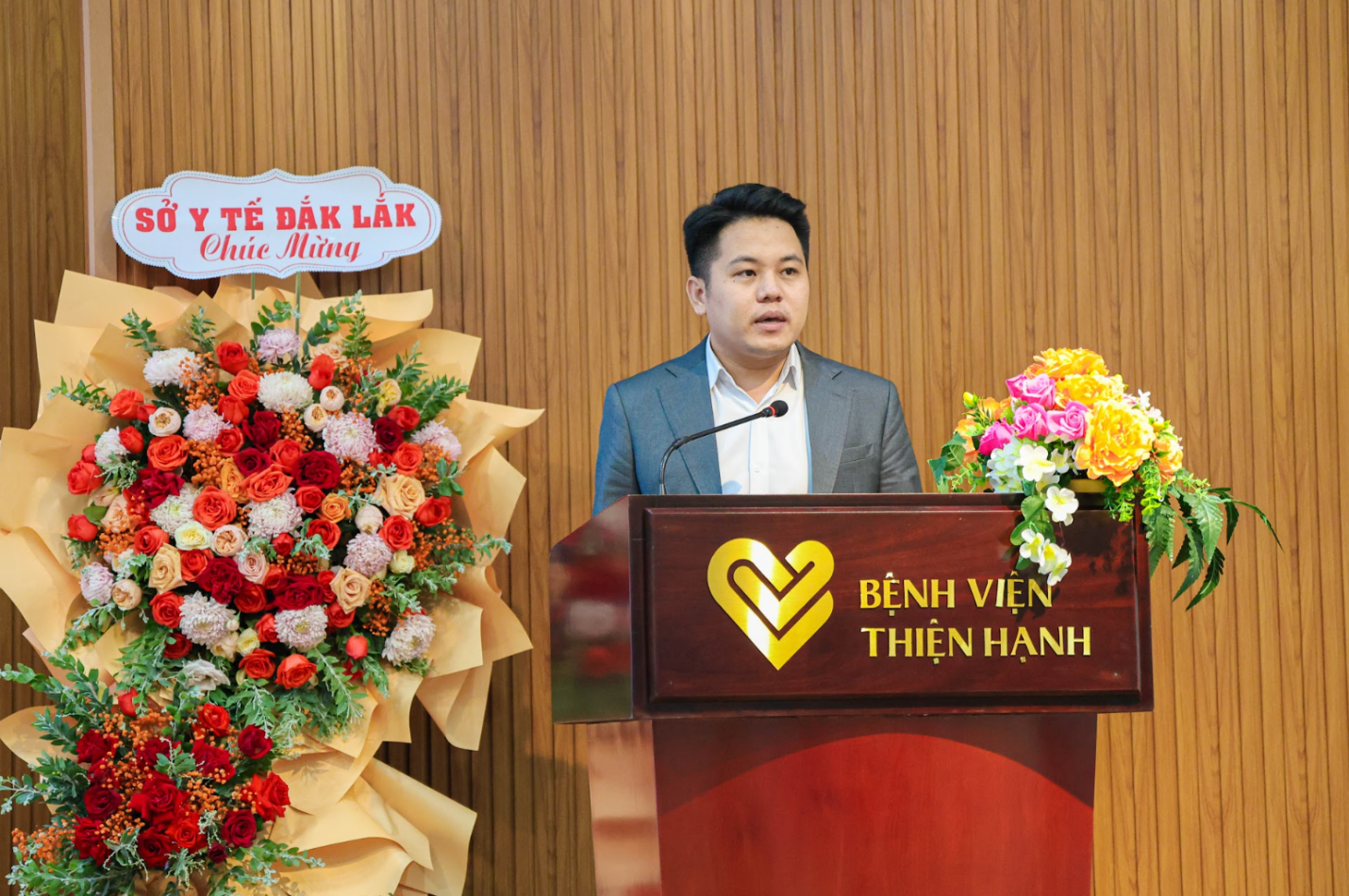 PGS.TS.BS Nguyễn Hữu Thịnh - Trưởng phòng Vật tư thiết bị, Bệnh viện Đại học Y Dược TP.HCM trao đổi những kinh nghiệm thực tiễn tại hội thảo. PGS.TS.BS Nguyễn Hữu Thịnh - Trưởng phòng Vật tư thiết bị, Bệnh viện Đại học Y Dược TP.HCM trao đổi những kinh nghiệm thực tiễn tại hội thảo.