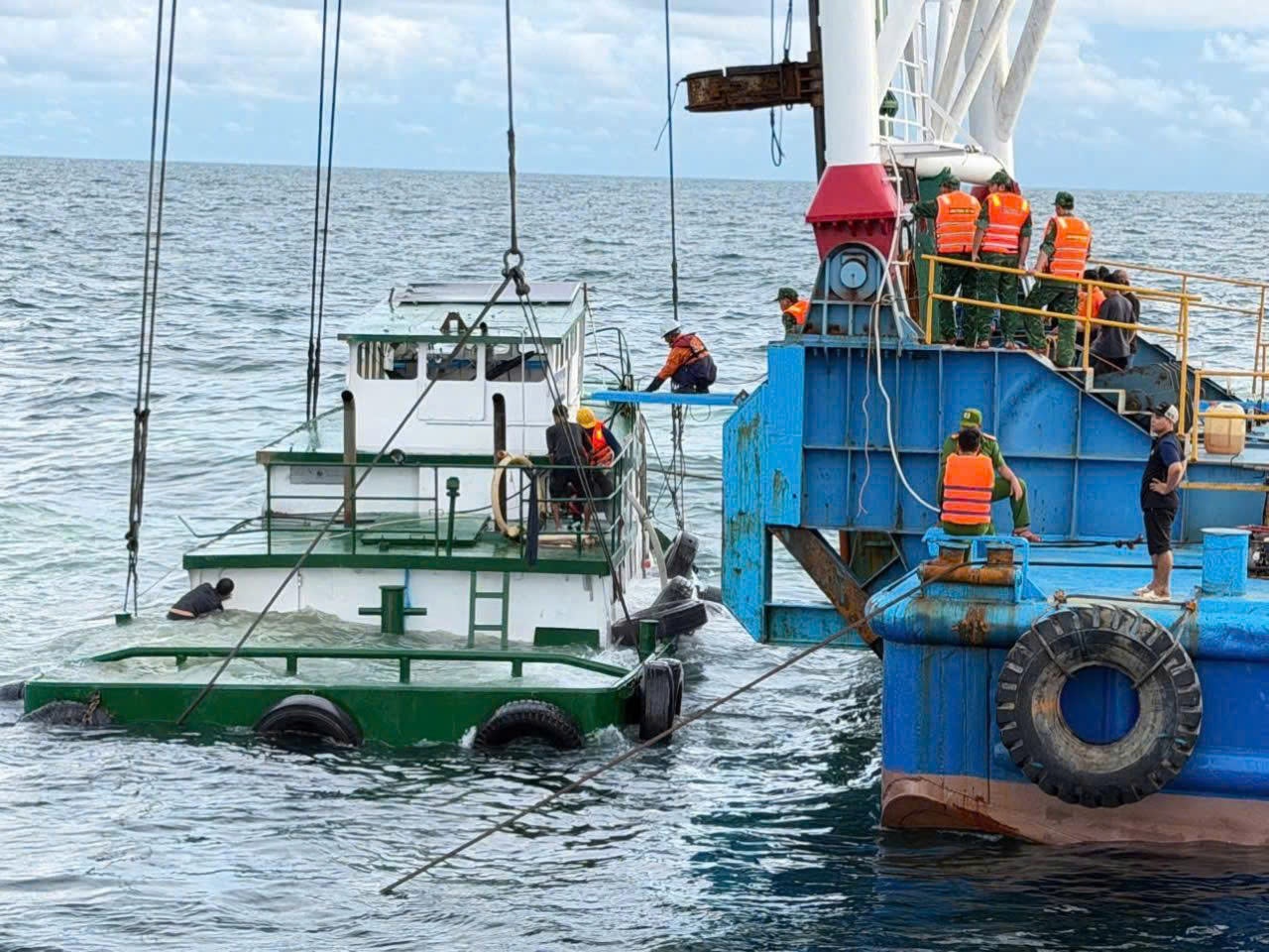 Tàu kéo gặp nạn, hai thuyền viên thiệt mạng