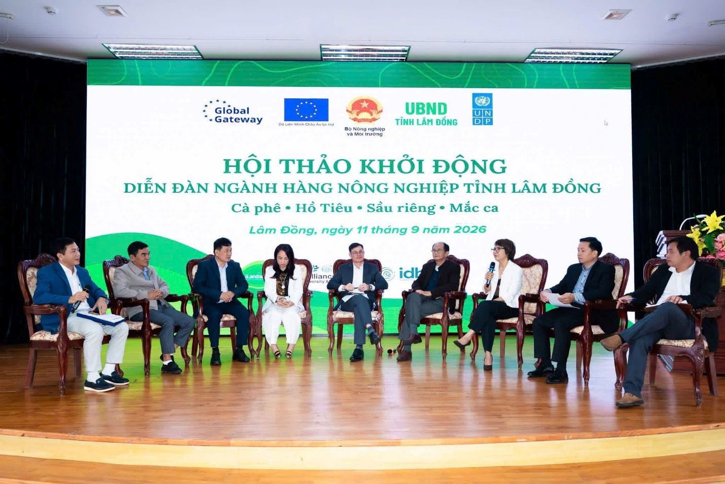 Các đại biểu cùng trao đổi giải pháp nâng cao giá trị nông sản, mở rộng thị trường và phát triển bền vững các ngành hàng chủ lực của Lâm Đồng. Các đại biểu cùng trao đổi giải pháp nâng cao giá trị nông sản, mở rộng thị trường và phát triển bền vững các ngành hàng chủ lực của Lâm Đồng.