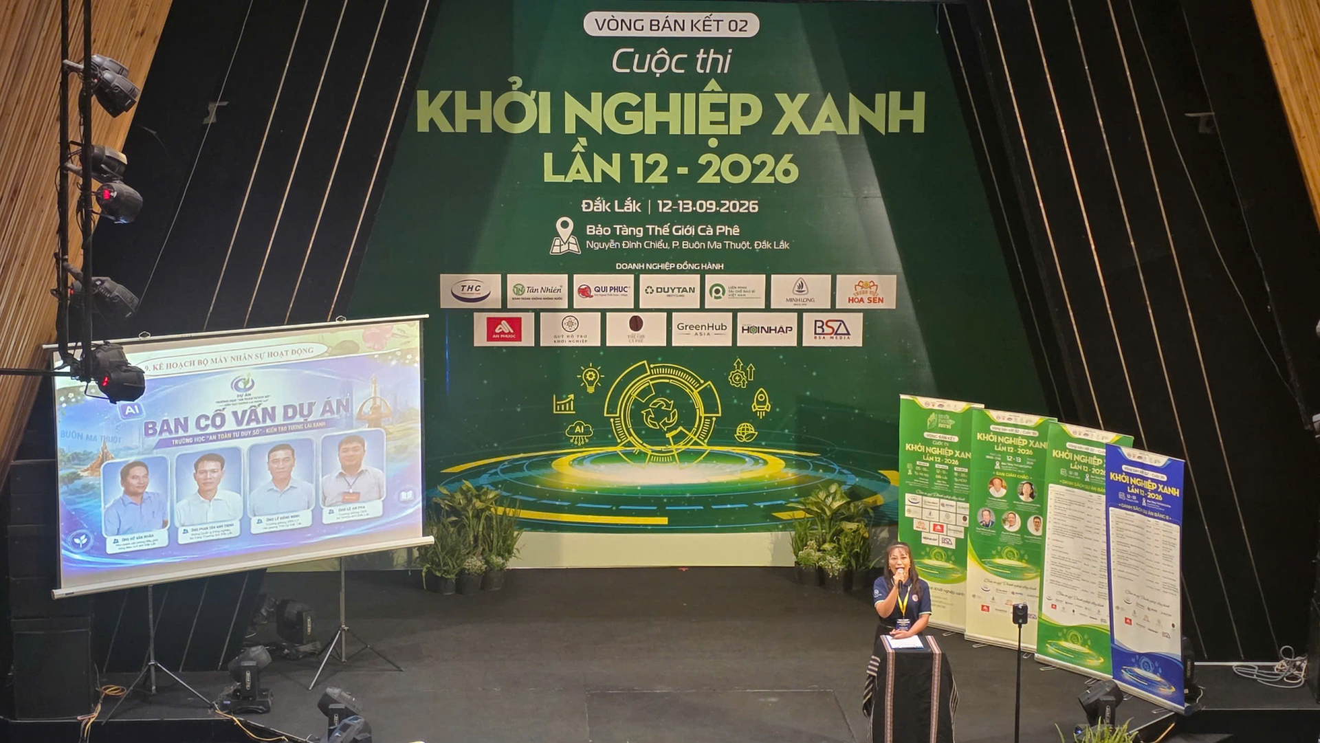  Thí sinh Nguyễn Thị Hải, đại diện dự án Trường học “An toàn, Tư duy số” – Kiến tạo tương lai xanh đến từ Đắk Lắk, trình bày dự án tại Vòng bán kết.