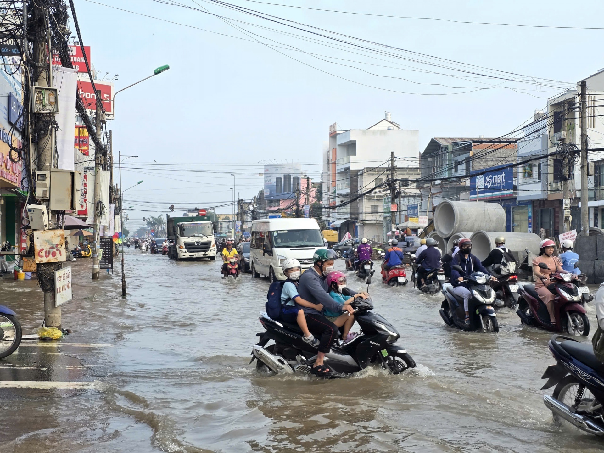 Triều cường gây ngập sâu nhiều nơi, ngành giáo dục Cần Thơ chỉ đạo bảo đảm an toàn cho học sinh Triều cường gây ngập sâu nhiều nơi, ngành giáo dục Cần Thơ chỉ đạo bảo đảm an toàn cho học sinh