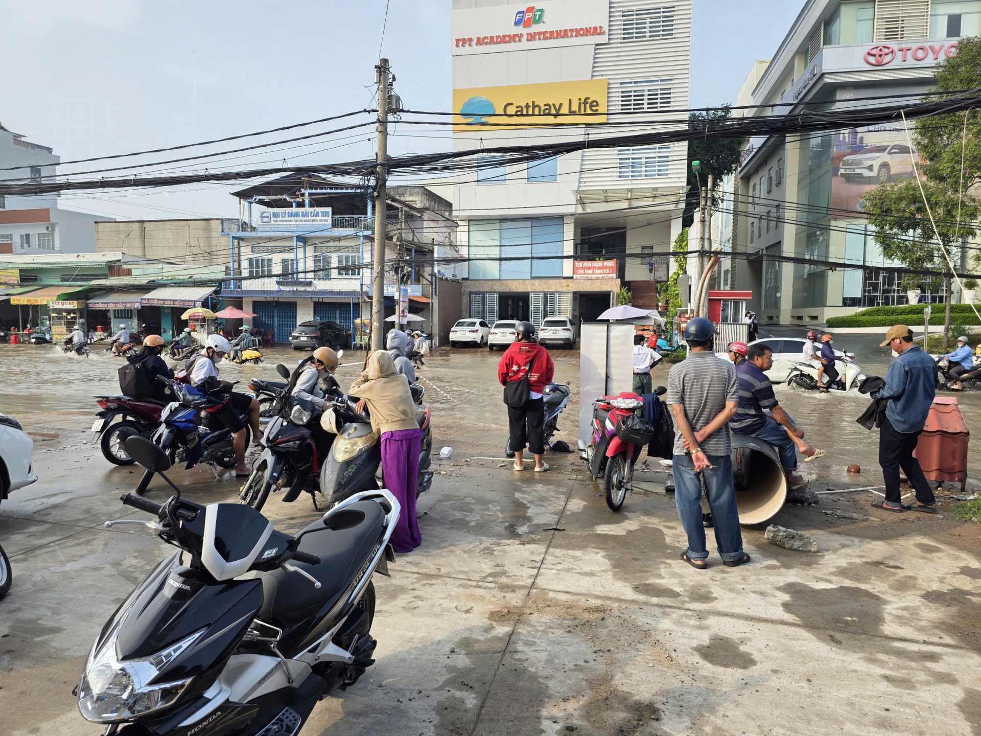 Triều cường gây ngập sâu nhiều nơi, ngành giáo dục Cần Thơ chỉ đạo bảo đảm an toàn cho học sinh Triều cường gây ngập sâu nhiều nơi, ngành giáo dục Cần Thơ chỉ đạo bảo đảm an toàn cho học sinh