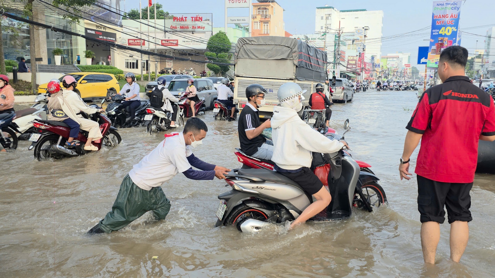 Triều cường gây ngập sâu nhiều nơi, ngành giáo dục Cần Thơ chỉ đạo bảo đảm an toàn cho học sinh Triều cường gây ngập sâu nhiều nơi, ngành giáo dục Cần Thơ chỉ đạo bảo đảm an toàn cho học sinh