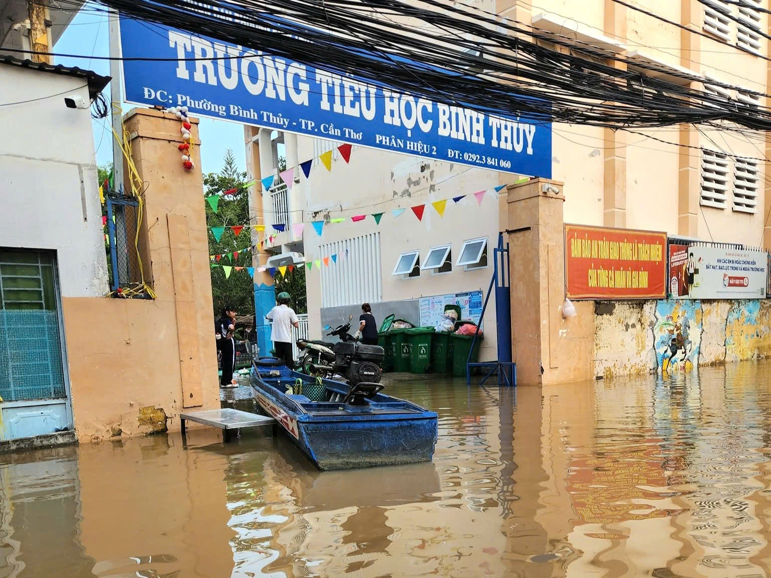 Triều cường gây ngập sâu nhiều nơi, ngành giáo dục Cần Thơ chỉ đạo bảo đảm an toàn cho học sinh Triều cường gây ngập sâu nhiều nơi, ngành giáo dục Cần Thơ chỉ đạo bảo đảm an toàn cho học sinh