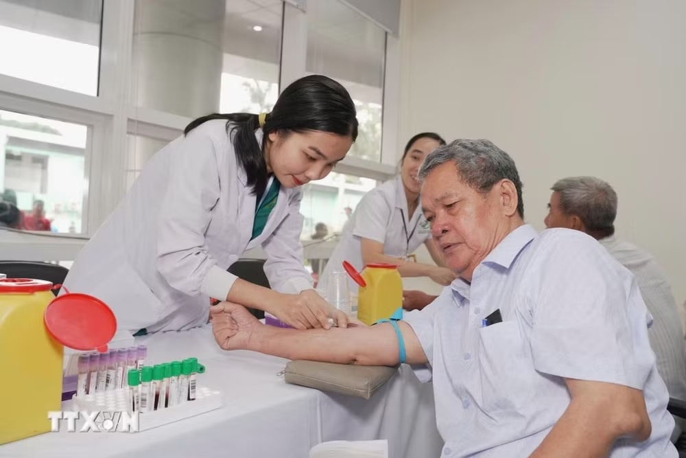 Nhân viên y tế Bệnh viện Quân y 175 kiểm tra sức khoẻ cho người có công trên địa bàn phường Hạnh Thông. (Ảnh: TTXVN) Nhân viên y tế Bệnh viện Quân y 175 kiểm tra sức khoẻ cho người có công trên địa bàn phường Hạnh Thông. (Ảnh: TTXVN)