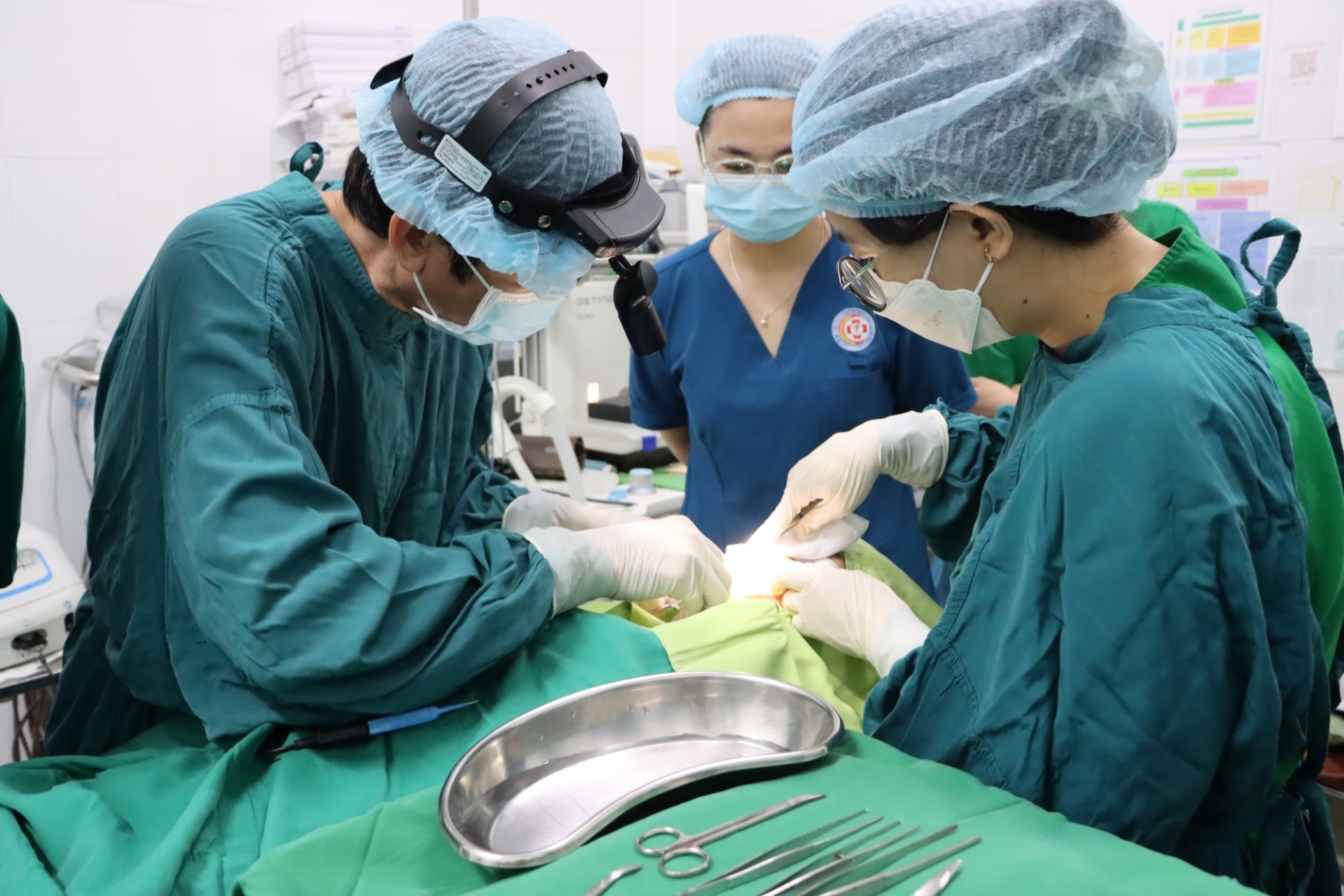 Bé gái đạp xe đi chơi bất ngờ bị bi sắt bắn trúng môi