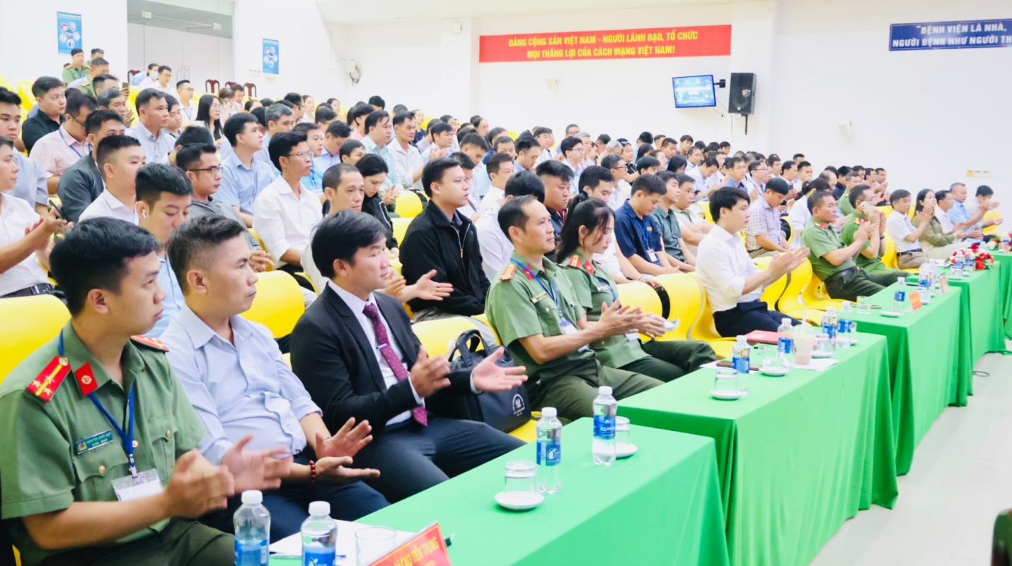 Đại biểu, cán bộ phụ trách công nghệ thông tin và an ninh mạng của các đơn vị y tế tham gia chương trình. Đại biểu, cán bộ phụ trách công nghệ thông tin và an ninh mạng của các đơn vị y tế tham gia chương trình.
